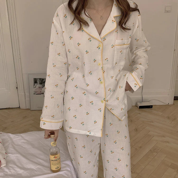 Pyjamaset met kersenkleurige biezen en lange mouwen