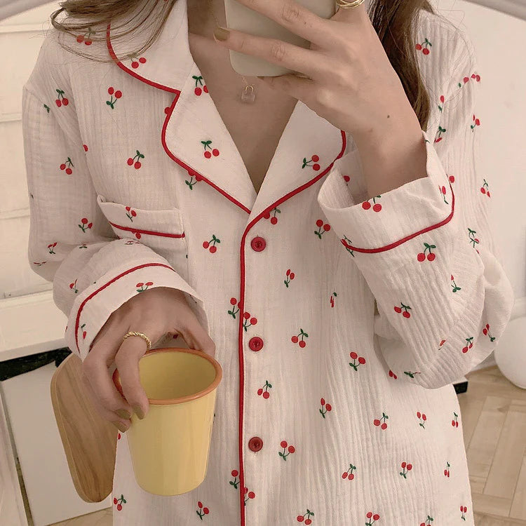 Pyjamaset met kersenkleurige biezen en lange mouwen