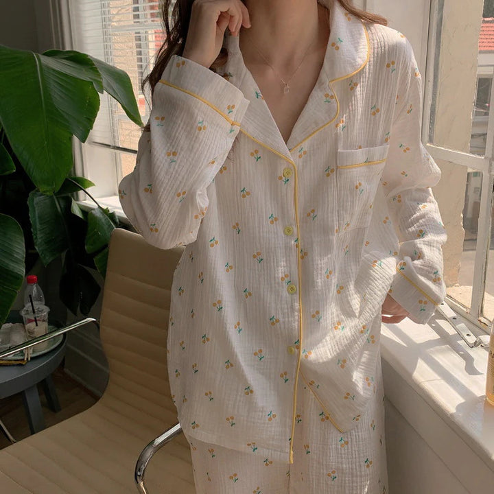 Pyjamaset met kersenkleurige biezen en lange mouwen