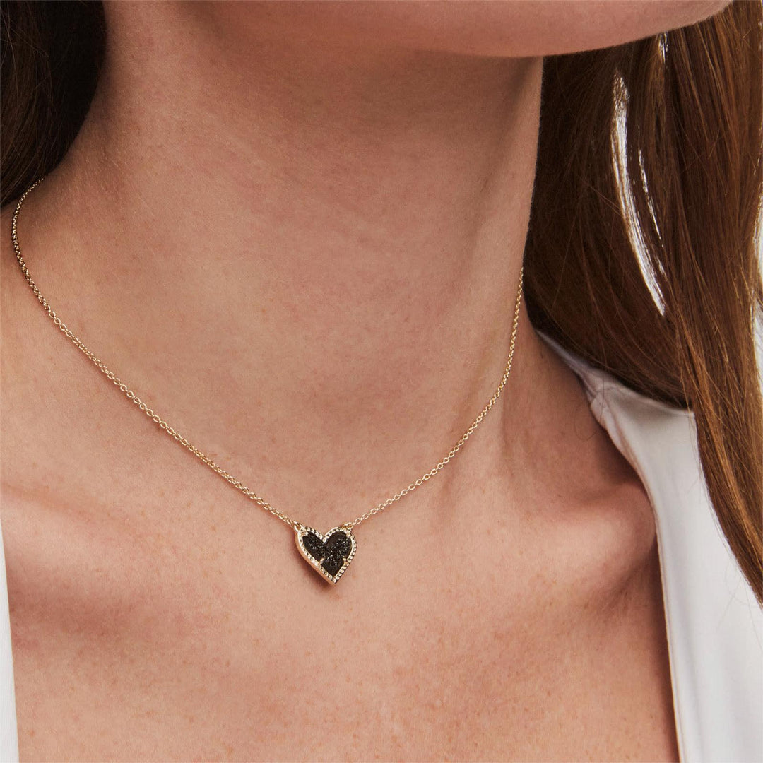 Collana con cuore intarsiato