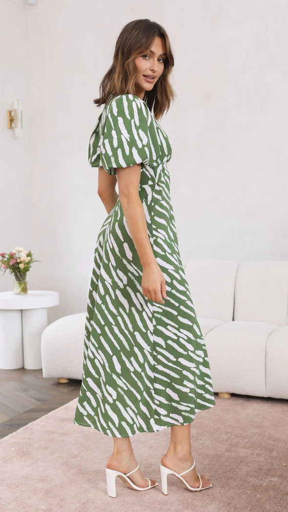 Vestido midi estampado com decote em V e linha A