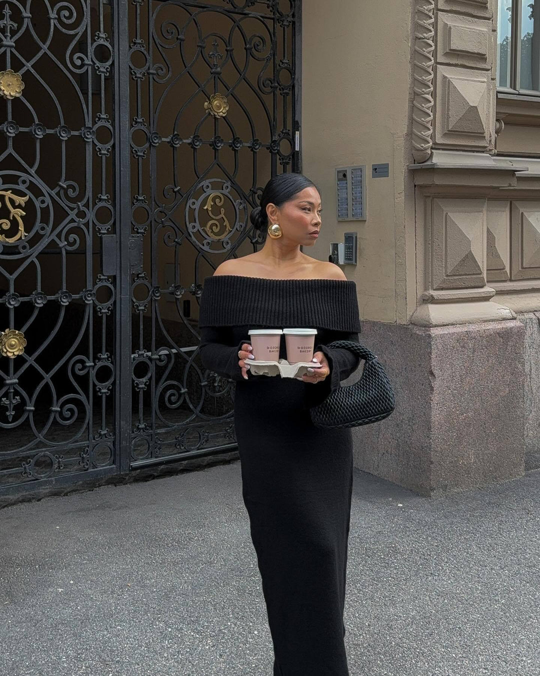 Vestido de punto con cuello recto y hombros descubiertos