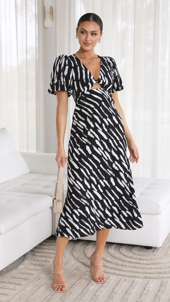 Vestido midi estampado com decote em V e linha A