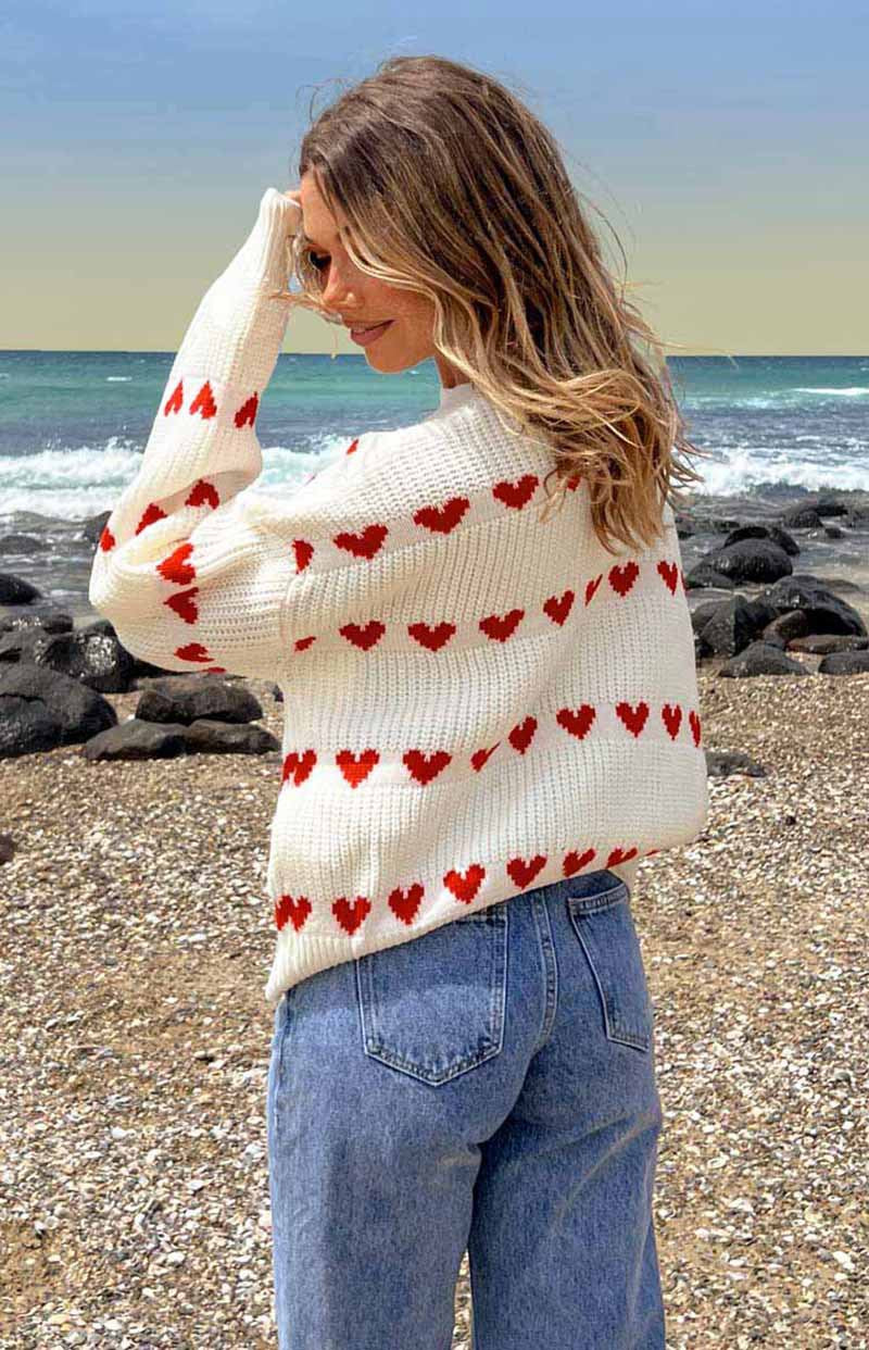 Lovey – Roter Strickpullover mit Herz-Streifen